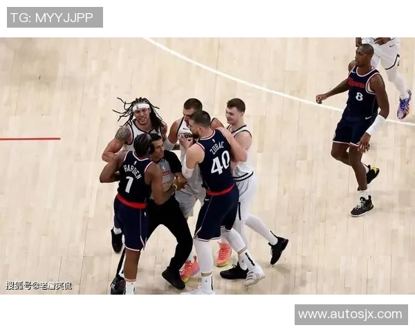 快船与对手发生激烈冲突，裁判出手制止，镇压混乱局势