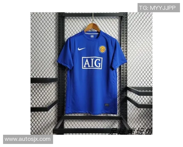 曼联发布2021-2022赛季主客场球衣，引发球迷热议